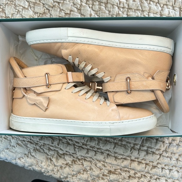 These are a used but great condition of a size 12 “Buscemi” creme and rose Gold. - Picture 1 of 16